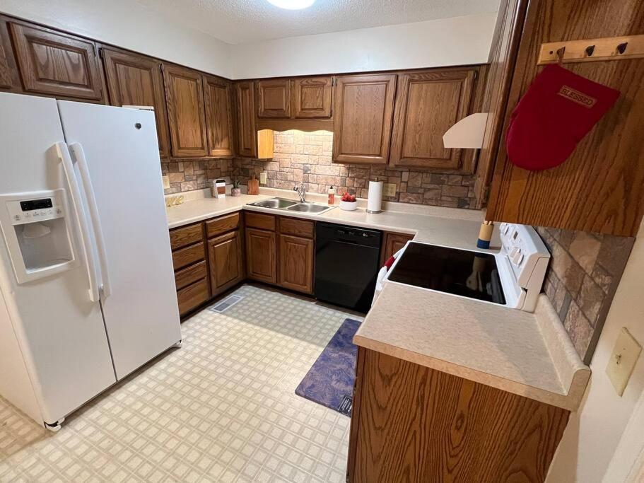 The Red Door 2-Bedroom Townhouse Near Vt & Ru Radford Exterior photo