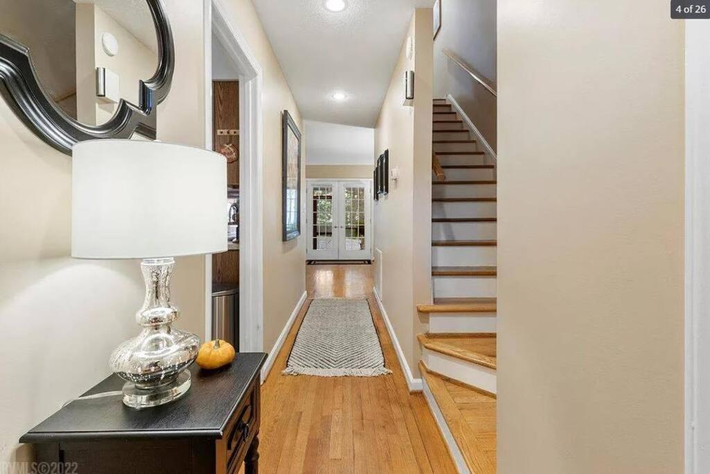 The Red Door 2-Bedroom Townhouse Near Vt & Ru Radford Exterior photo